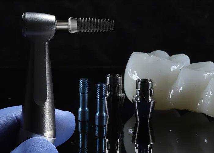 Dantų implantacija